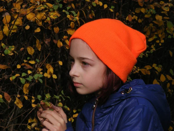 Zblízka portrét krásné devět let staré holčičky v podzimním parku — Stock fotografie
