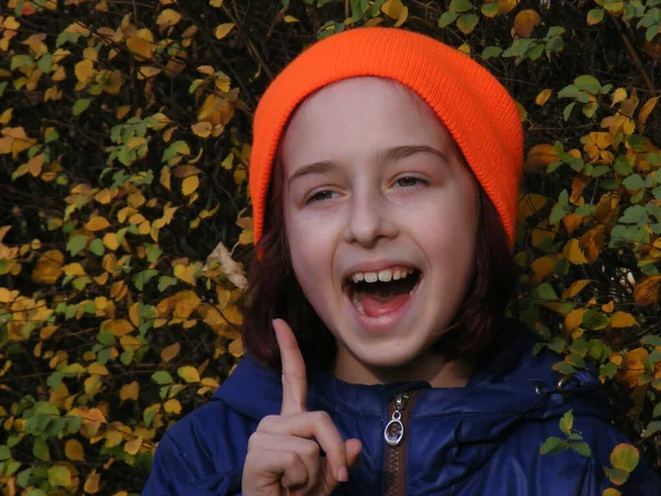 Portretul unei fetițe frumoase de nouă ani în parcul de toamnă — Fotografie, imagine de stoc