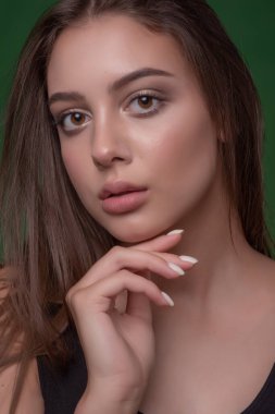 Klasik makyajlı, parlak bir geçmişi olan güzel bir kız. Güzel surat. Fotoğraf stüdyoda çekildi.