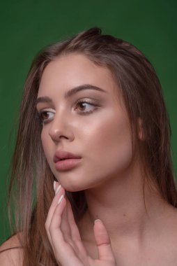 Klasik makyajlı, parlak bir geçmişi olan güzel bir kız. Güzel surat. Fotoğraf stüdyoda çekildi.