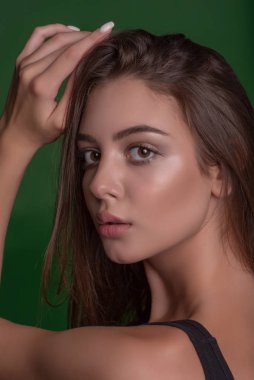 Klasik makyajlı, parlak bir geçmişi olan güzel bir kız. Güzel surat. Fotoğraf stüdyoda çekildi.