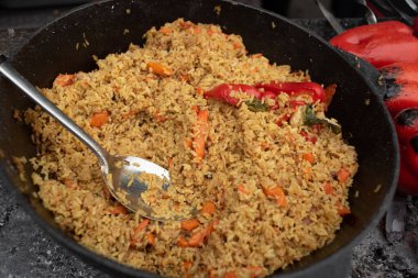 Sarımsak ve biberli nefis pilav. Sokak festivali taze hazırlanmış yiyecekler. Lezzetli pirinç.