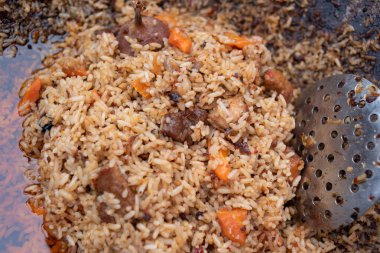 Sarımsak ve biberli nefis pilav. Sokak festivali taze hazırlanmış yiyecekler. Lezzetli pirinç.