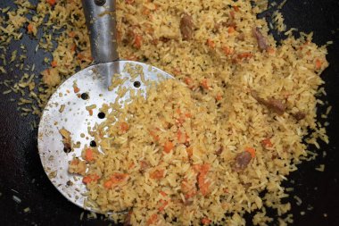 Sarımsak ve biberli nefis pilav. Sokak festivali taze hazırlanmış yiyecekler. Lezzetli pirinç.