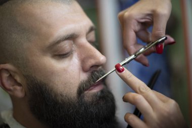 Berber dükkanındaki modaya uygun saç kesimi olan hippi bir erkek..