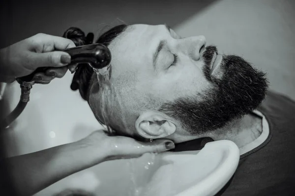 理发店理发时尚界的男性嬉皮士。 黑白照片 — 图库照片