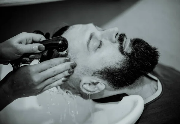 理发店理发时尚界的男性嬉皮士。 黑白照片 — 图库照片