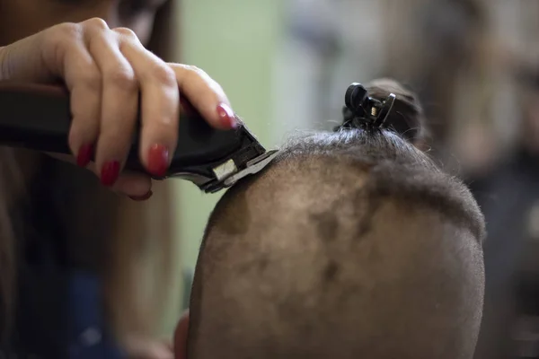 Männliche Hipster in Friseursalon Friseur auf modischen Haarschnitt. — Stockfoto