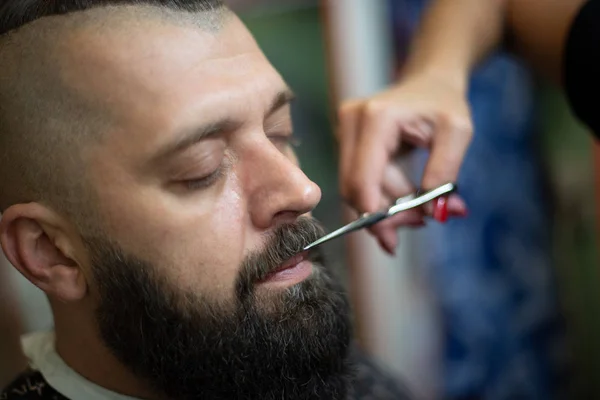 Hipster masculino na barbearia barbeiro no corte de cabelo na moda . — Fotografia de Stock
