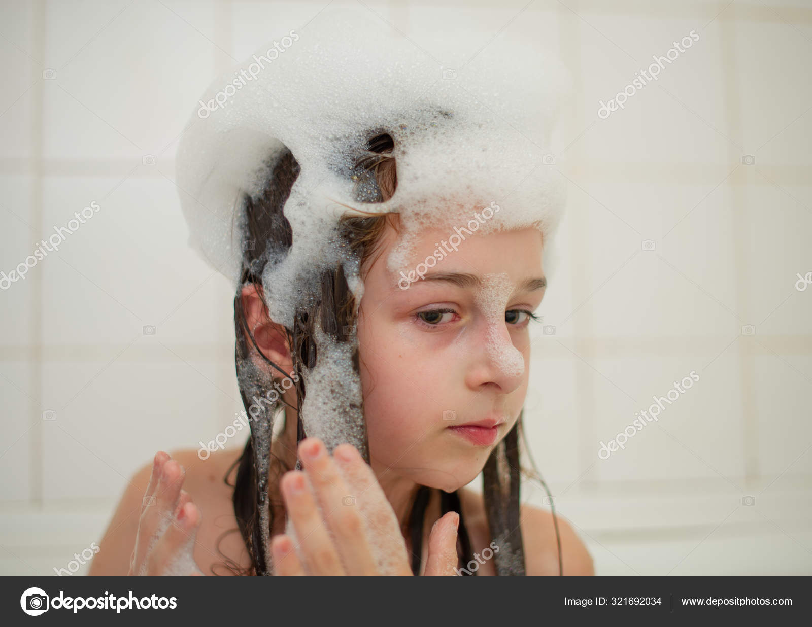 Fille dans le bain hot sale