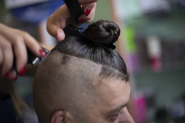 Hipster masculino na barbearia barbeiro no corte de cabelo na moda . — Fotografia de Stock