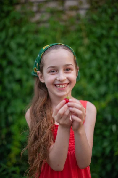 Κοριτσάκι στο δρόμο με φόντο το πράσινο φύλλωμα. Κορίτσι με μακριά μαλλιά. Παιδί 9-10 ετών — Φωτογραφία Αρχείου