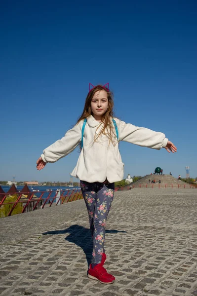 Retrato de niña de 9 años al aire libre en la ciudad — Foto de Stock