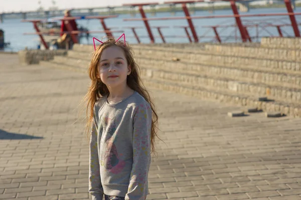 9 éves lány portréja a szabadban a városban — Stock Fotó