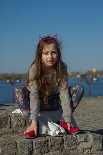 Retrato de menina de 9 anos ao ar livre na cidade — Fotografia de Stock