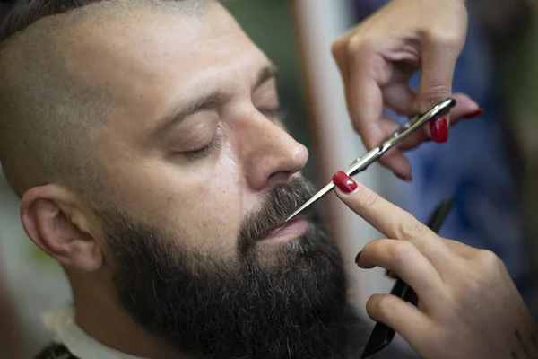 Hipster masculino na barbearia barbeiro no corte de cabelo na moda . — Fotografia de Stock