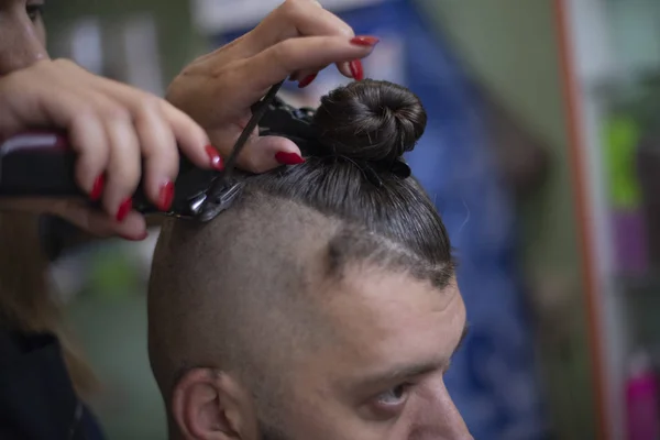 Hipster masculino na barbearia barbeiro no corte de cabelo na moda . — Fotografia de Stock