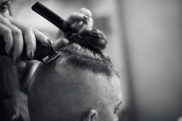 Hipster masculino na barbearia barbeiro no corte de cabelo na moda. Foto em preto e branco — Fotografia de Stock