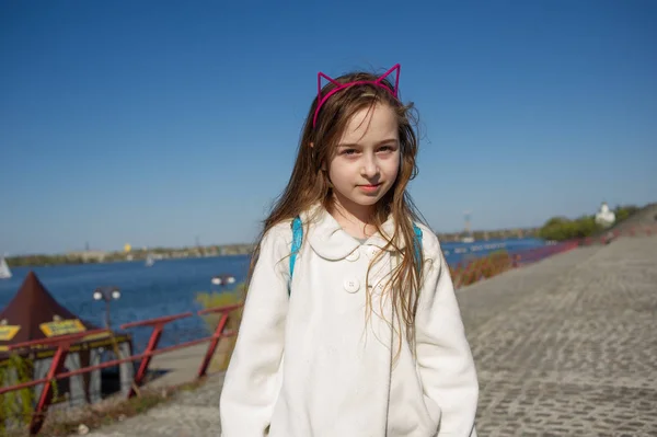 Retrato de menina de 9 anos ao ar livre na cidade — Fotografia de Stock