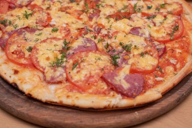 Taze pişmiş pizzanın en üst görüntüsü. Tahta tabakta pizza.