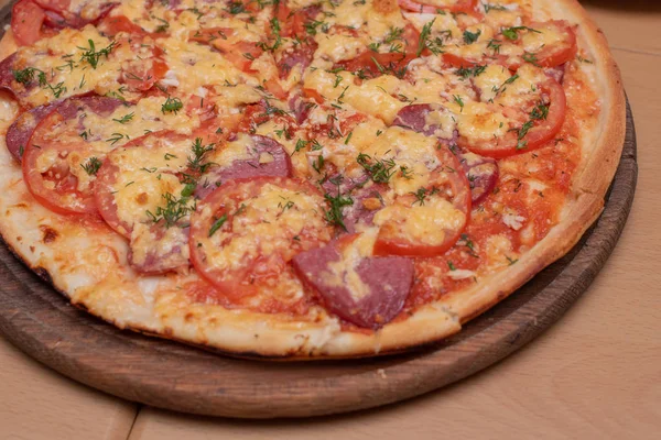 焼きたてのピザのトップビュー。板の上のピザ — ストック写真