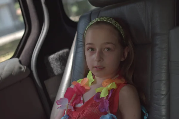 Ένα κορίτσι 8-10 ετών μπαίνει σε ένα αυτοκίνητο. Εξερευνώντας τη φύση, τα ταξίδια, οικογενειακές διακοπές. — Φωτογραφία Αρχείου