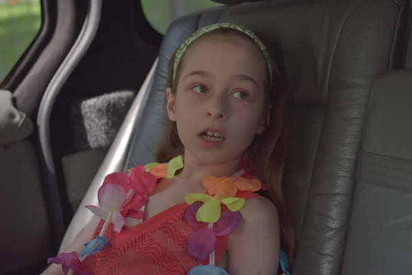 Una chica de 8-10 años monta en un coche. Explorando la naturaleza, viajes, vacaciones en familia . —  Fotos de Stock