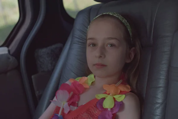 Een meisje van 8-10 jaar rijdt in een auto. De natuur ontdekken, reizen, familievakantie. — Stockfoto