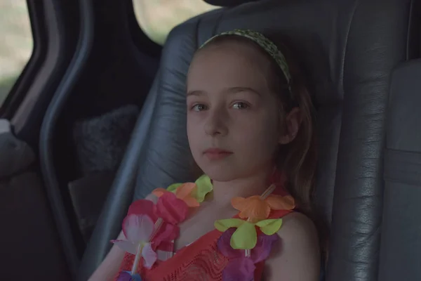 Een meisje van 8-10 jaar rijdt in een auto. De natuur ontdekken, reizen, familievakantie. — Stockfoto