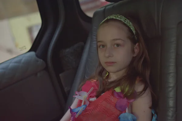 Una chica de 8-10 años monta en un coche. Explorando la naturaleza, viajes, vacaciones en familia . — Foto de Stock