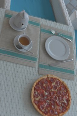 Çay ve pizzayla en iyi manzara. Pizza ve çay.