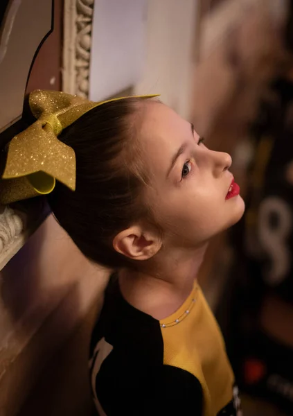 Pom-pom girl. pom-pom girl de 9 ans en prévision d'une performance sportive. La fille est une sporewoman . — Photo