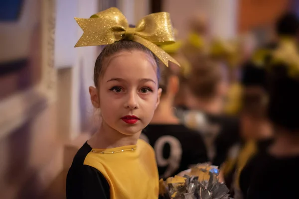 Pom-pom girl. pom-pom girl de 9 ans en prévision d'une performance sportive. La fille est une sporewoman . — Photo