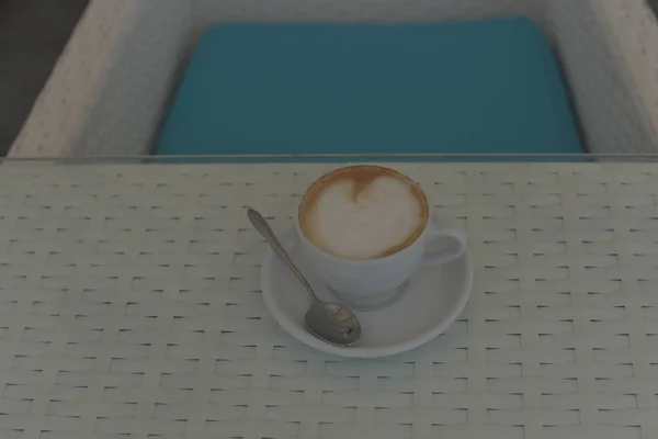 Tasse Kaffee auf dem Tisch. Tasse Kaffee in einer weißen Tasse auf einem weißen Tisch. — Stockfoto