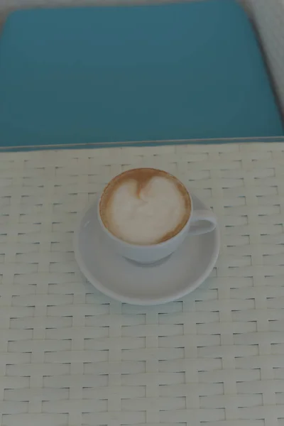 Tasse de café sur la table. Tasse de café dans une tasse blanche sur une table blanche . — Photo