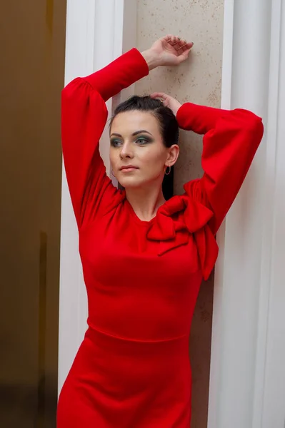 Αισθησιακά όμορφη γυναίκα μελαχρινή ποζάρουν στο κόκκινο φόρεμα. Κορίτσι με μακριά μαλλιά. — Φωτογραφία Αρχείου