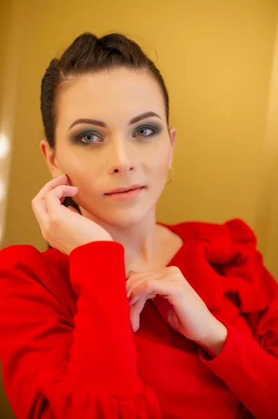 Sensual bela mulher morena posando em vestido vermelho. Menina com cabelo comprido . — Fotografia de Stock