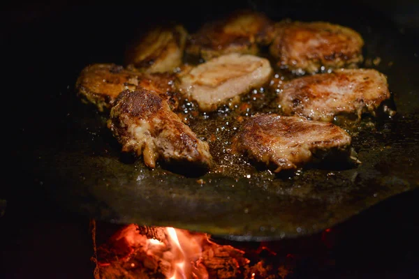 Κοτολέτες τηγανισμένες στη φωτιά. τηγάνι μαγειρεύει επίσης κρέας — Φωτογραφία Αρχείου