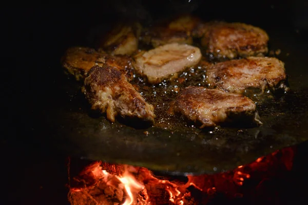Pirzolalar ateşte kızardı. Tavada et pişiriyor. — Stok fotoğraf