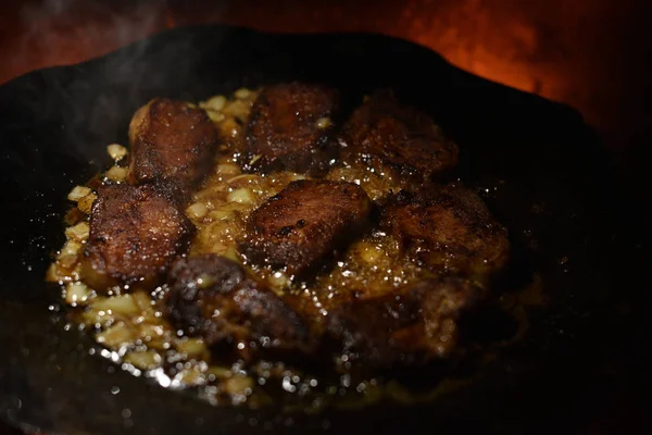 Potongan digoreng dalam api. panci juga memasak daging — Stok Foto