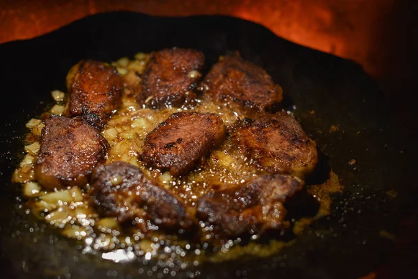 Potongan digoreng dalam api. panci juga memasak daging — Stok Foto