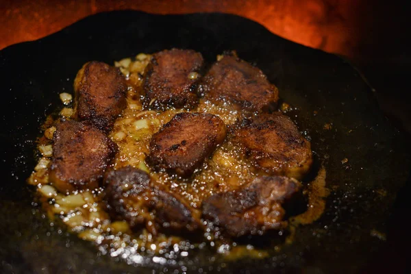 Tăieturi prăjite în foc. tigaia gătește și carne — Fotografie, imagine de stoc