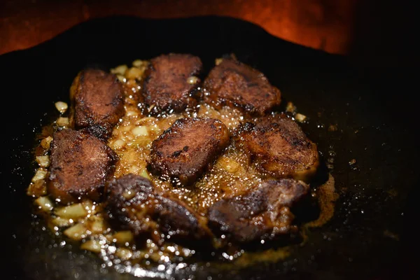 Potongan digoreng dalam api. panci juga memasak daging — Stok Foto