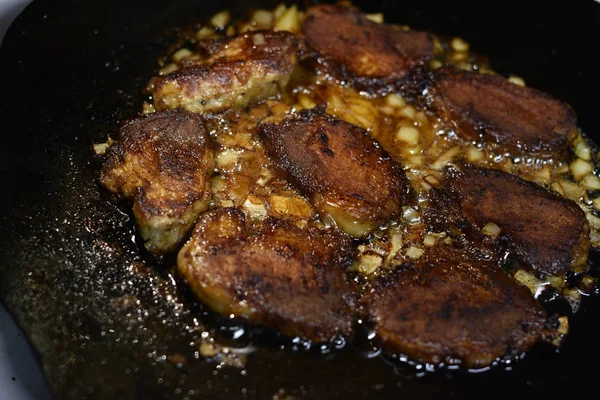 Chuletas fritas en el fuego. sartén también está cocinando carne —  Fotos de Stock