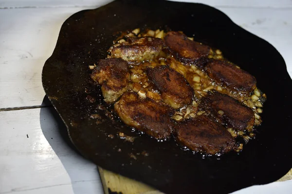 Potongan digoreng dalam api. panci juga memasak daging — Stok Foto