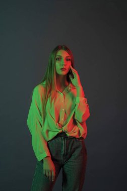 Güzel, çekici, kız, renk filtreleri ile fotoğraf stüdyosu modelinde. Portre, güzellik, stil.