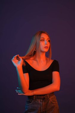 Güzel, çekici, kız, renk filtreleri ile fotoğraf stüdyosu modelinde. Portre, güzellik, stil.