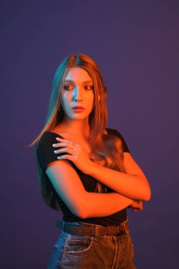 Güzel, çekici, kız, renk filtreleri ile fotoğraf stüdyosu modelinde. Portre, güzellik, stil.