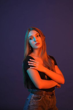 Güzel, çekici, kız, renk filtreleri ile fotoğraf stüdyosu modelinde. Portre, güzellik, stil.