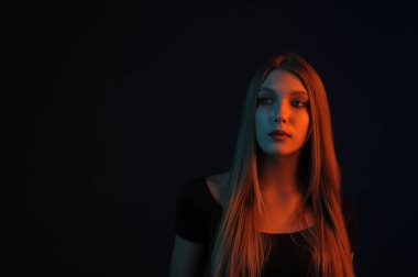 Güzel, çekici, kız, renk filtreleri ile fotoğraf stüdyosu modelinde. Portre, güzellik, stil.